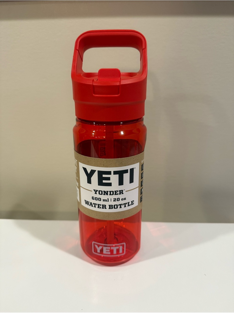 YETI Yonder 600 ml / 20 oz Water Bottle with yonder straw cap - Rescue Red